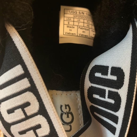 UGG slippers size 9 - Picture 3 of 3